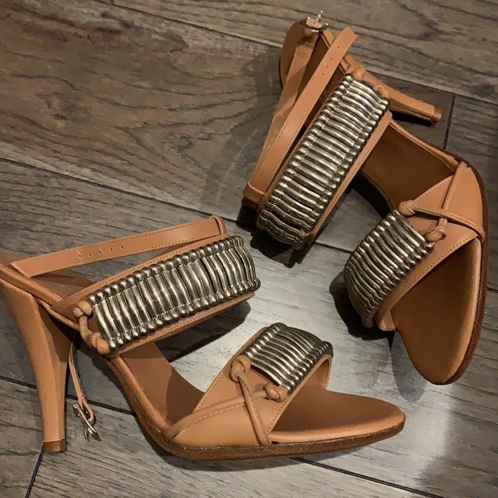 New never worn strenesse heels